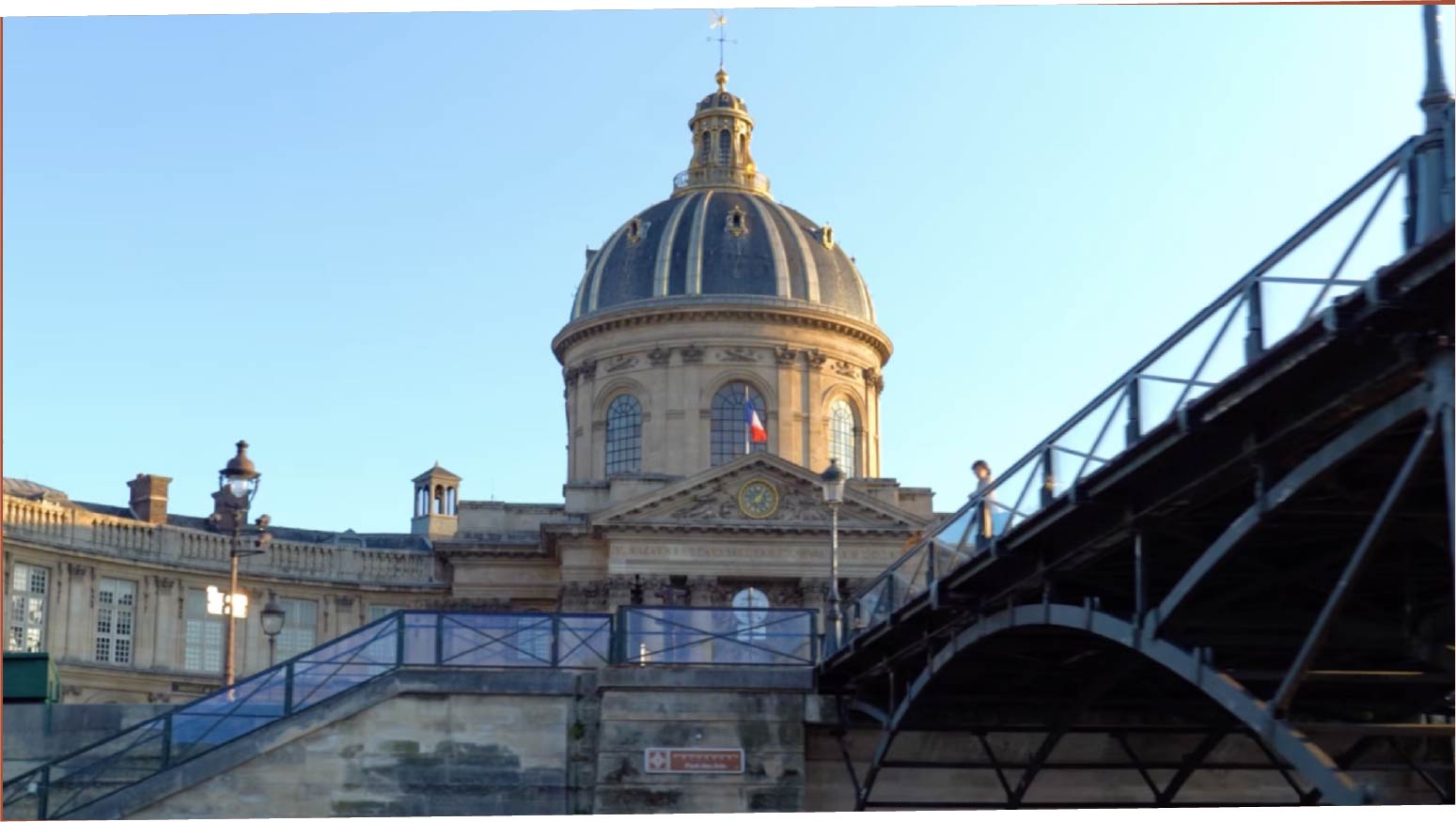 Vue sur l'Institut de France et la Seine depuis un pont parisien, cadre idéal pour un diner croisière sur la Seine | Paris en Scène