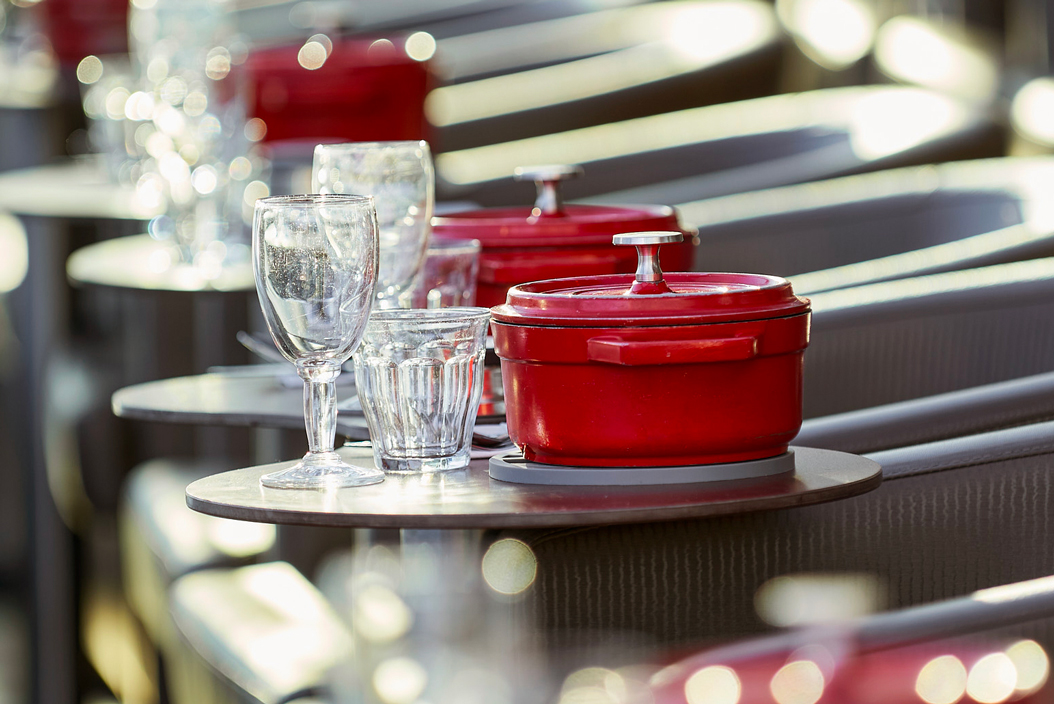 Effet artistique avec cocotte rouge et cristallerie durant un diner croisière d'exception sur la Seine | Paris en Scène