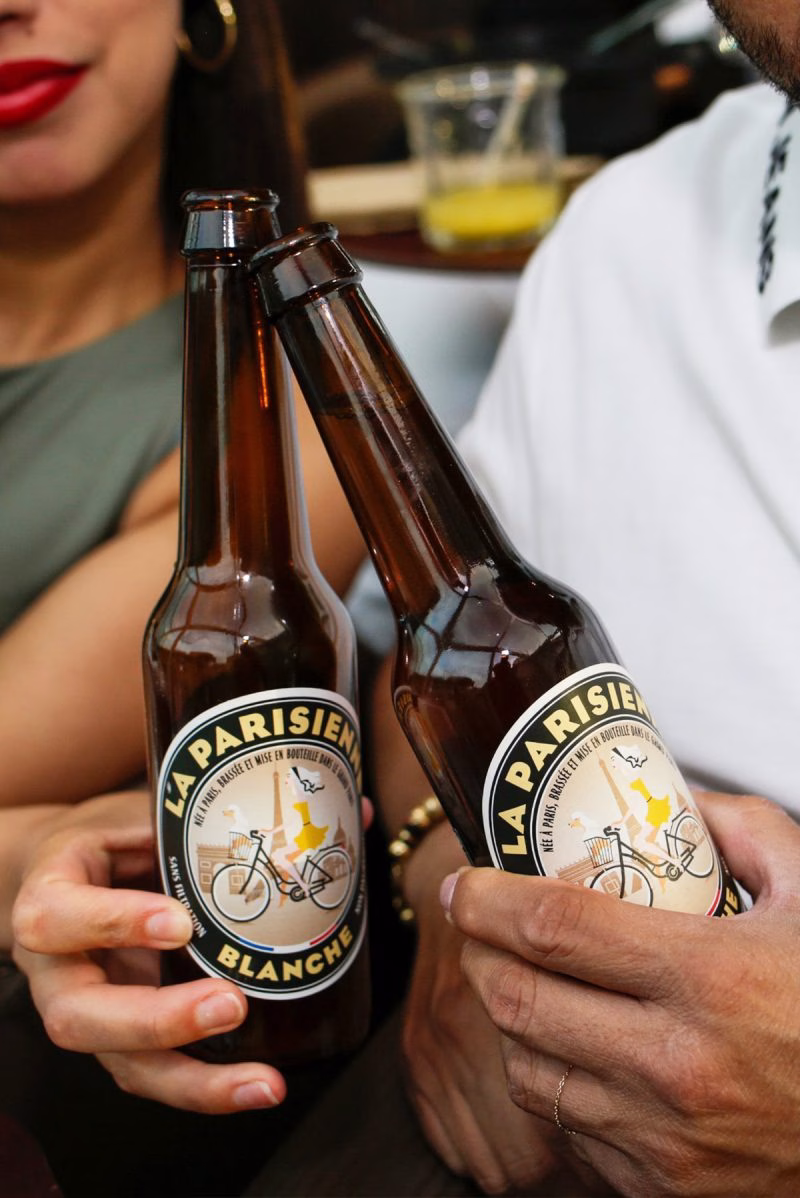 Dégustation de bière parisienne La Parisienne lors d'un diner croisière convivial sur la Seine | Paris en Scène