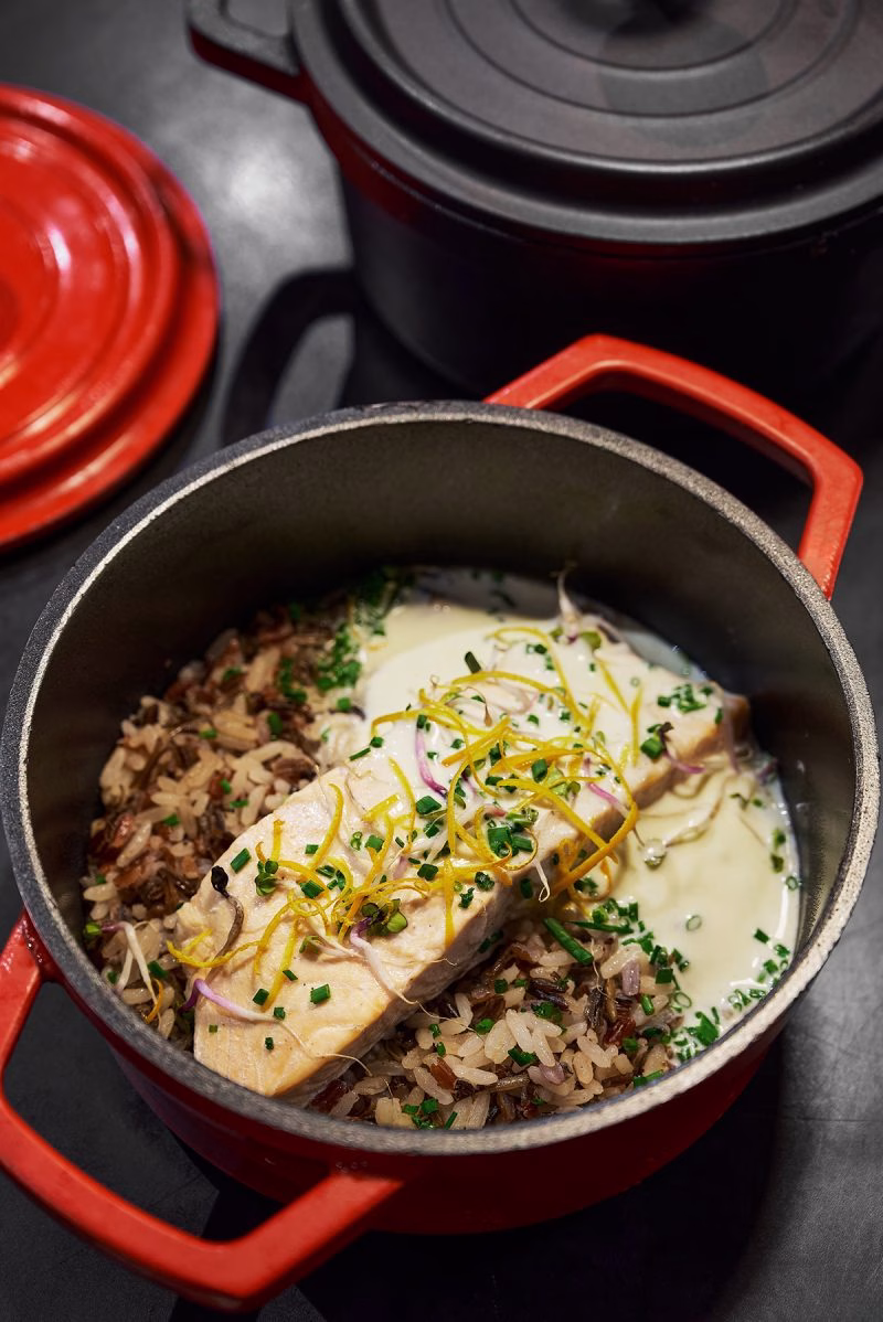 Filet de poisson aux champignons et riz mijoté en cocotte pour un diner croisière gastronomique sur la Seine | Paris en Scène