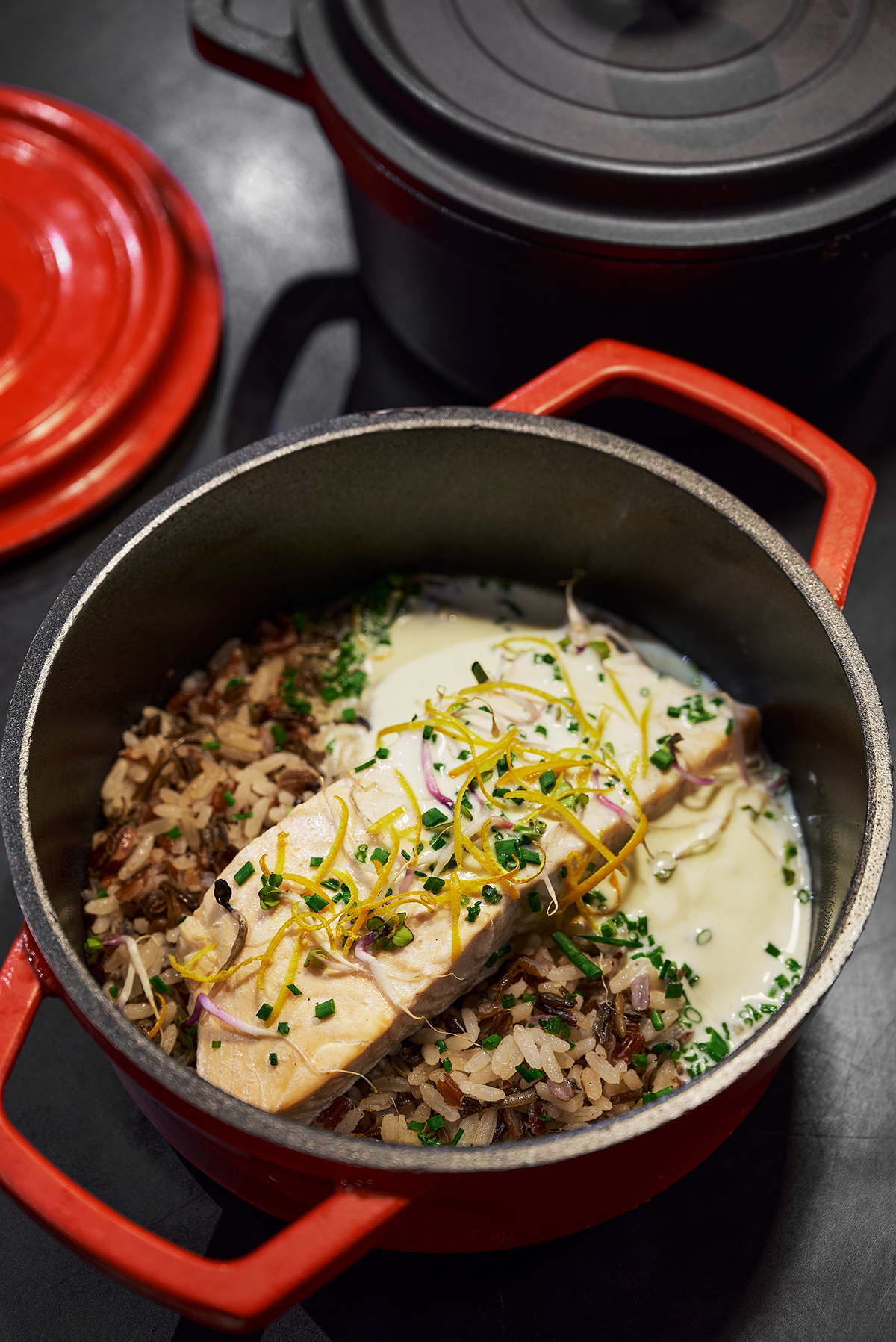 Filet de poisson aux champignons et riz mijoté en cocotte pour un diner croisière gastronomique sur la Seine | Paris en Scène