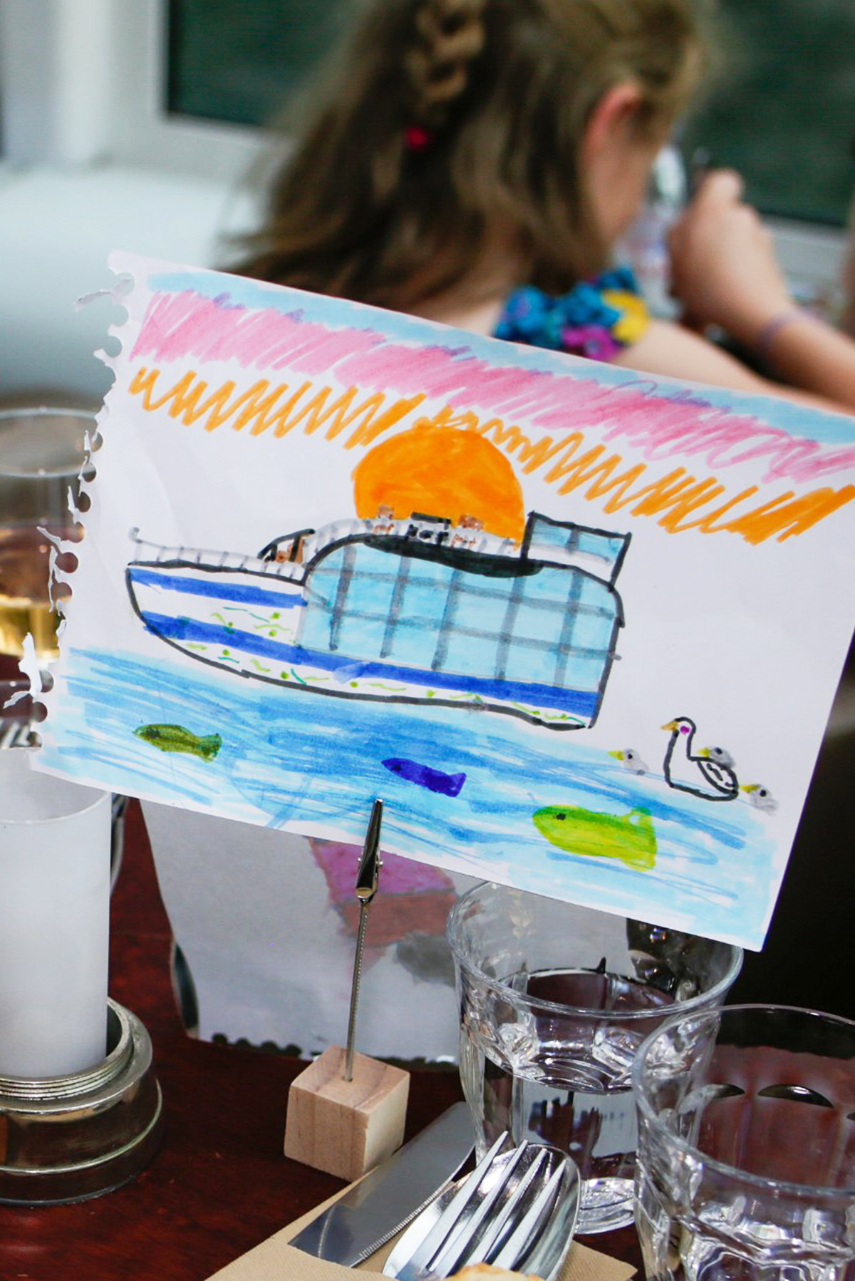 Moment famille avec dessin de bateau durant un diner croisière mémorable sur la Seine | Paris en Scène