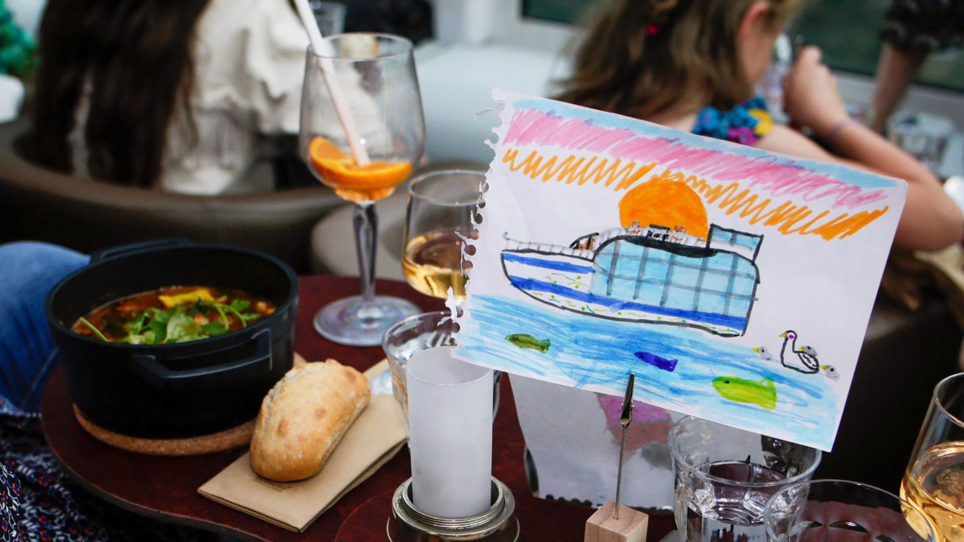 Dessin d'enfant illustrant un bateau lors d'un diner croisière familial sur la Seine | Paris en Scène