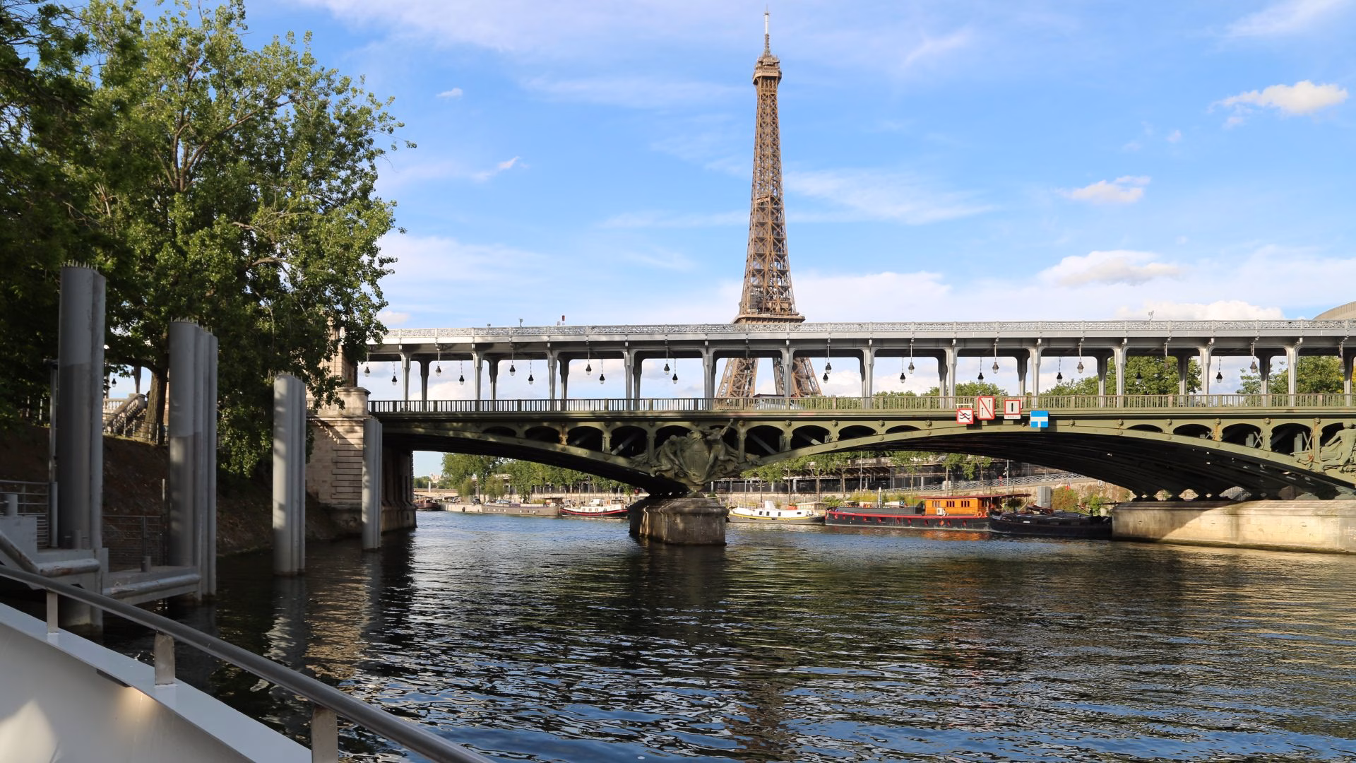 Vue imprenable sur la Tour Eiffel et pont de Bir-Hakeim lors d'un diner croisière sur la Seine | Paris en Scène