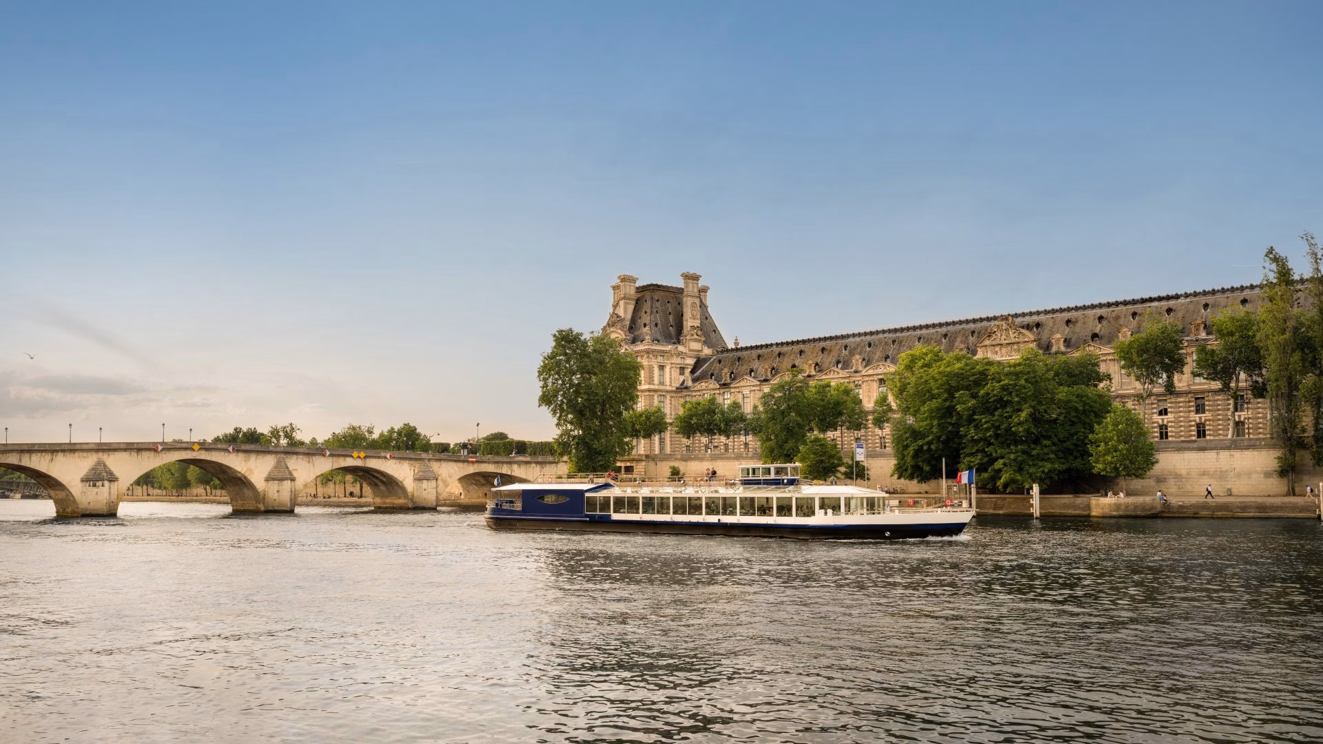 Monuments emblématiques parisiens vus depuis un diner croisière gastronomique sur la Seine | Paris en Scène
