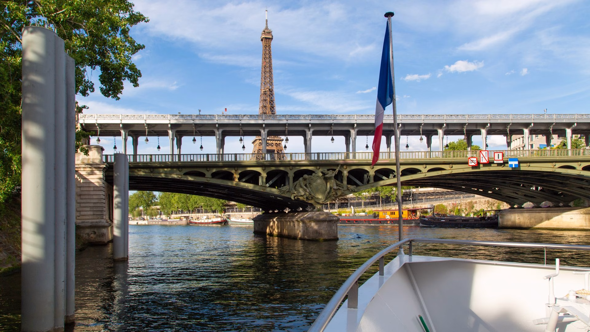 Tour Eiffel et architecture parisienne lors d'un diner croisière mémorable sur la Seine | Paris en Scène