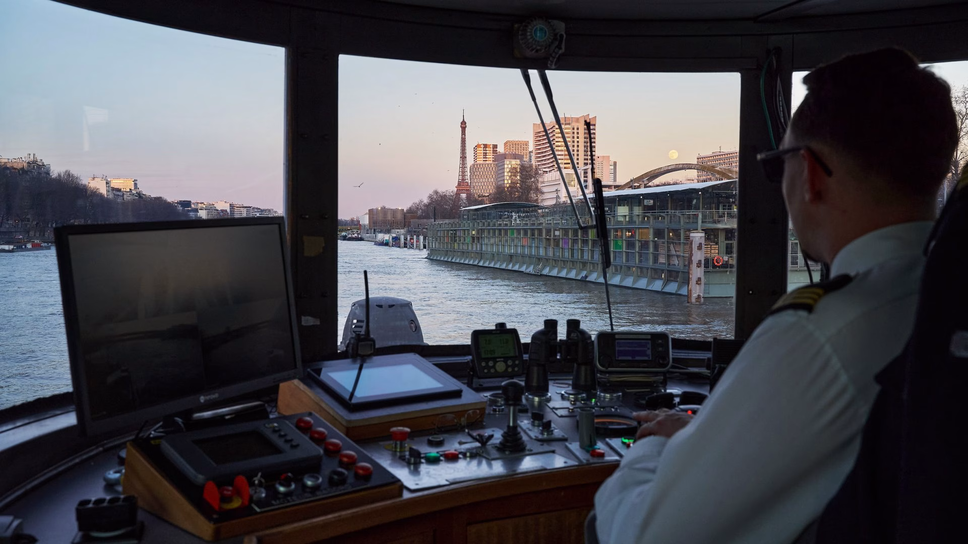 Vue depuis la timonerie avec capitaine naviguant lors d'un diner croisière professionnel sur la Seine | Paris en Scène