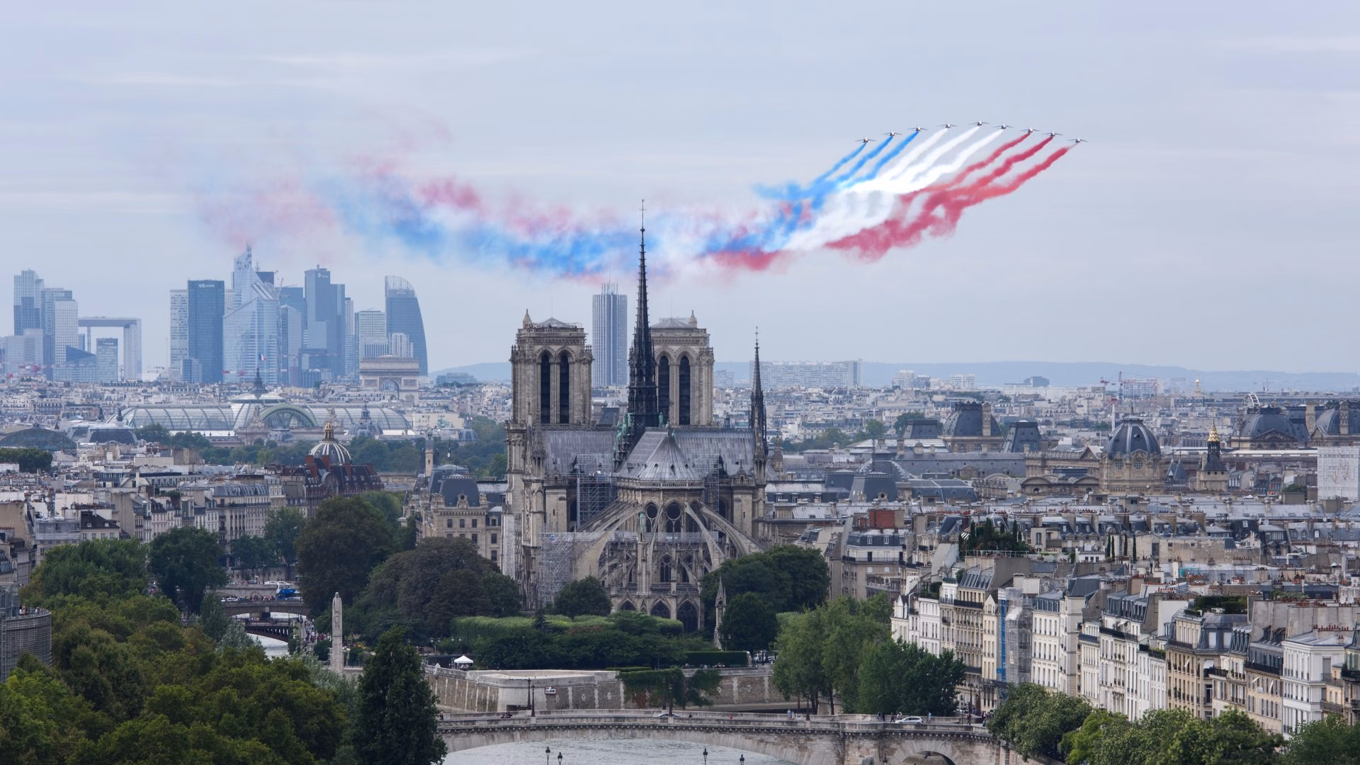 Vue aérienne de Notre-Dame et la Seine avec Patrouille de France lors d'un diner croisière spectaculaire sur la Seine | Paris en Scène