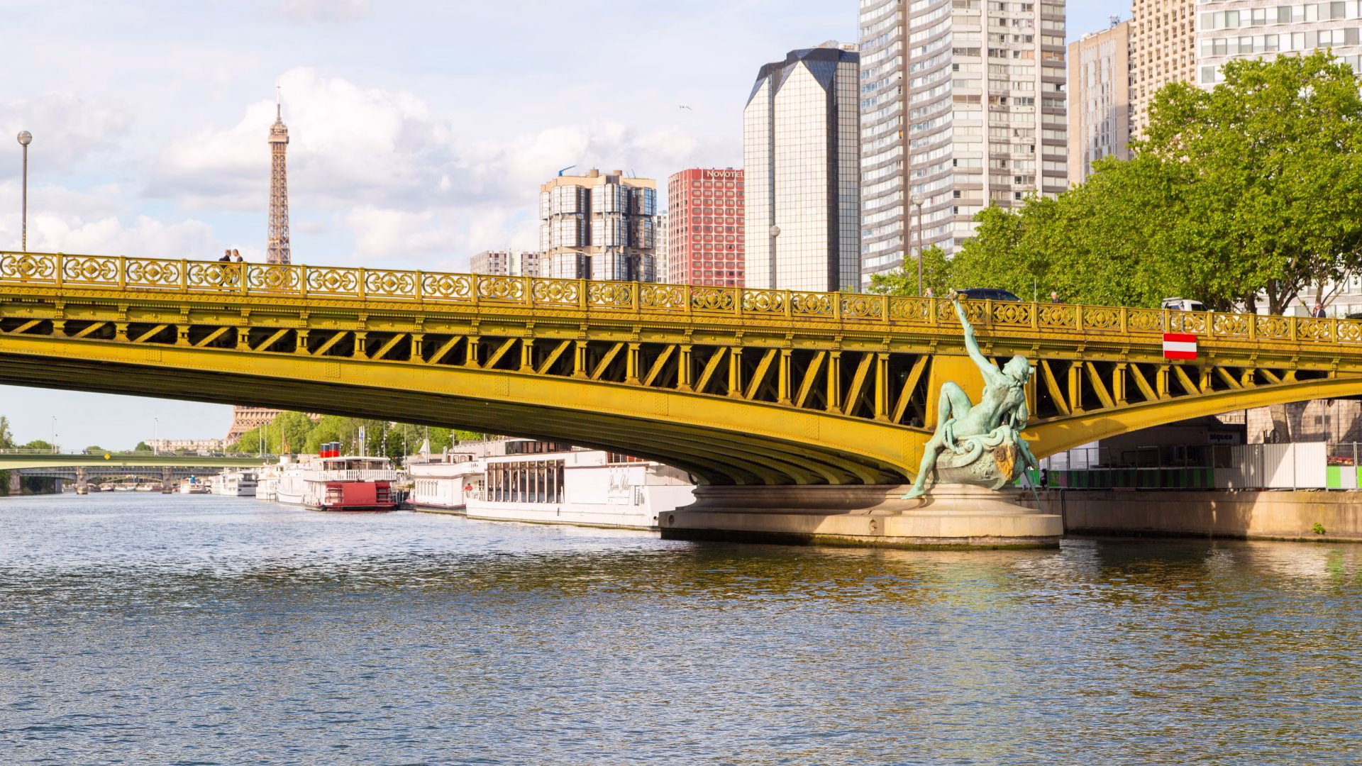 Pont doré parisien avec statues et Tour Eiffel admirés lors d'un diner croisière panoramique sur la Seine | Paris en Scène