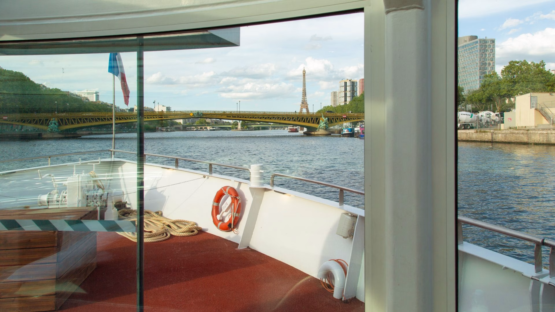 Équipement maritime et panorama parisien depuis un diner croisière professionnel sur la Seine | Paris en Scène