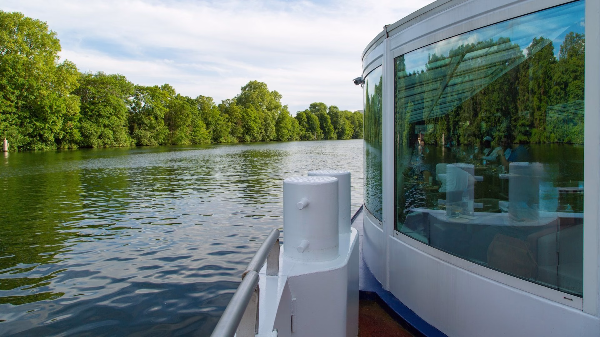 Expérience culinaire avec cocotte et mets mijotés durant un diner croisière d'exception sur la Seine | Paris en Scène