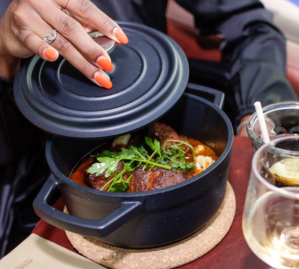 Découverte d'un plat mijoté en cocotte noire lors d'un diner croisière gourmand sur la Seine | Paris en Scène