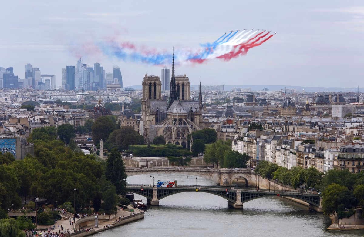 Vue aérienne de Notre-Dame et la Seine avec Patrouille de France lors d'un diner croisière spectaculaire sur la Seine | Paris en Scène