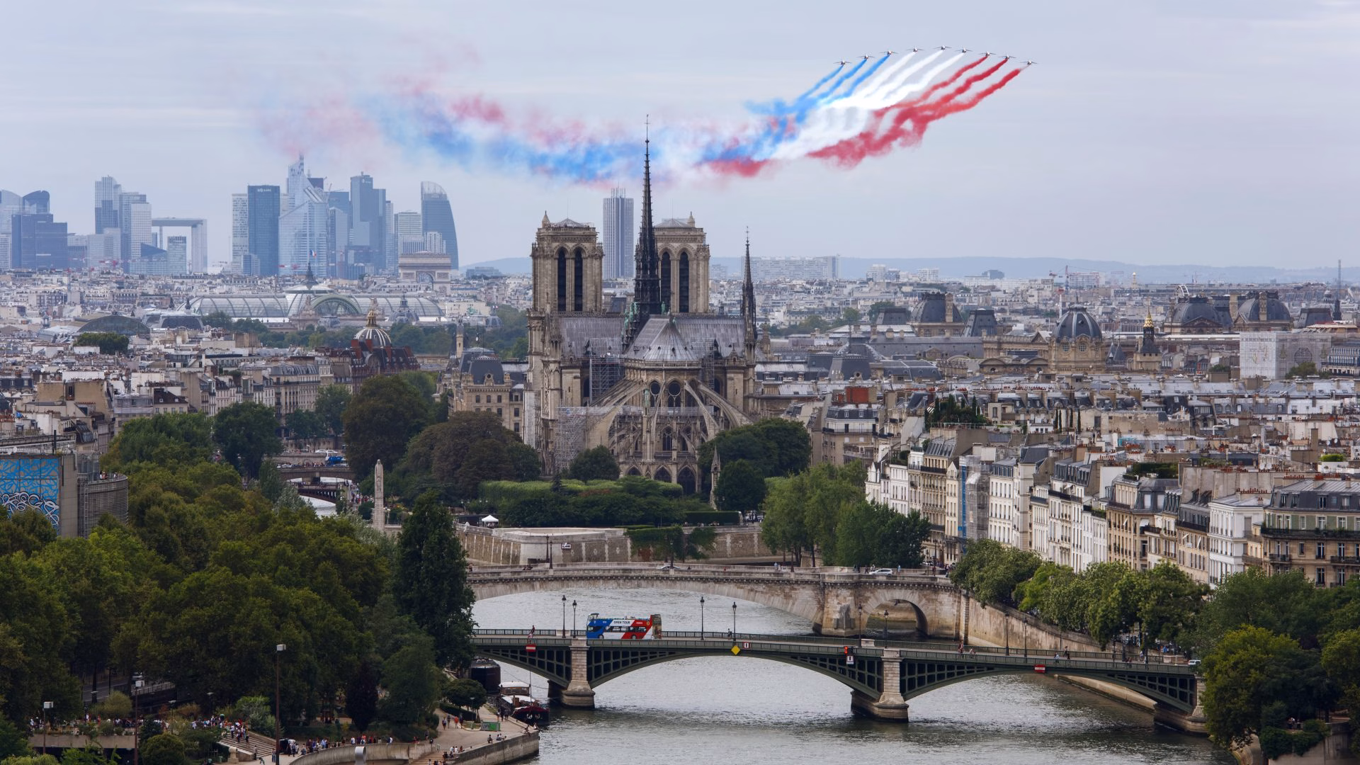 Vue aérienne de Notre-Dame et la Seine avec Patrouille de France lors d'un diner croisière spectaculaire sur la Seine | Paris en Scène