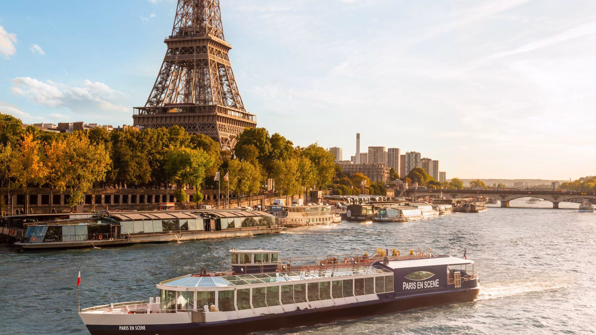 Perspective unique sur la Tour Eiffel depuis un diner croisière panoramique sur la Seine | Paris en Scène