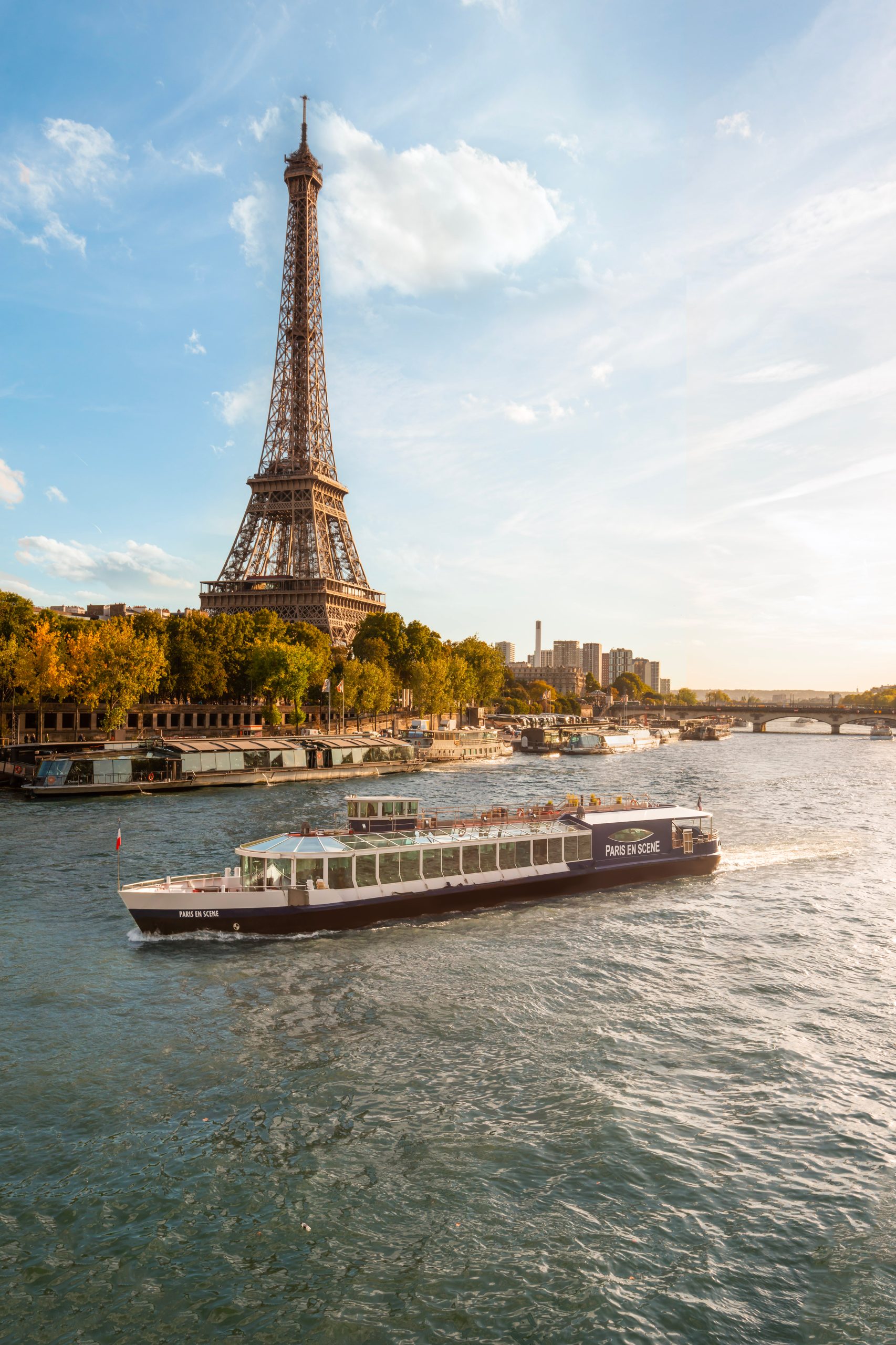 Perspective unique sur la Tour Eiffel depuis un diner croisière panoramique sur la Seine | Paris en Scène