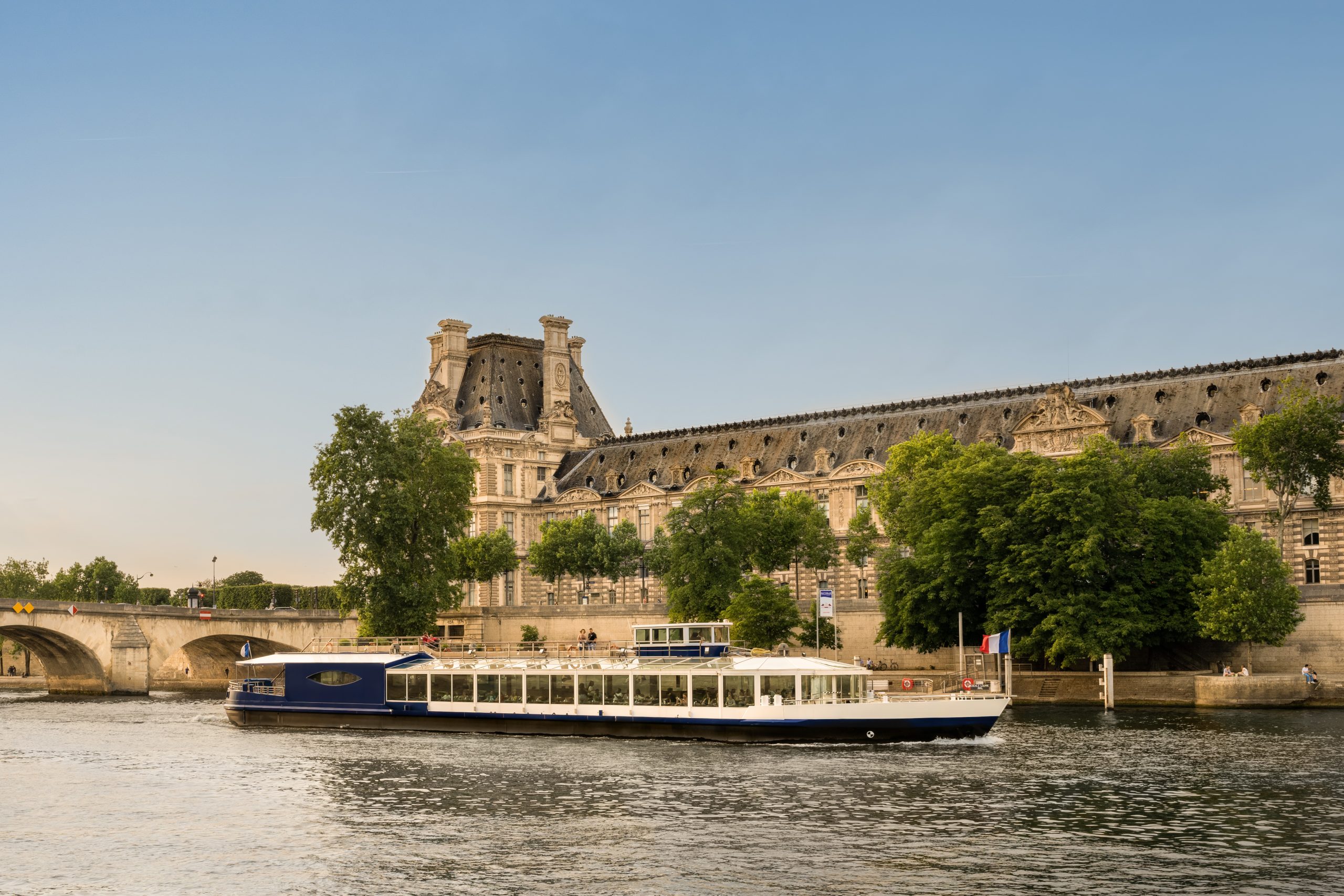 Contraste architecture classique et moderne visible pendant un diner croisière unique sur la Seine | Paris en Scène