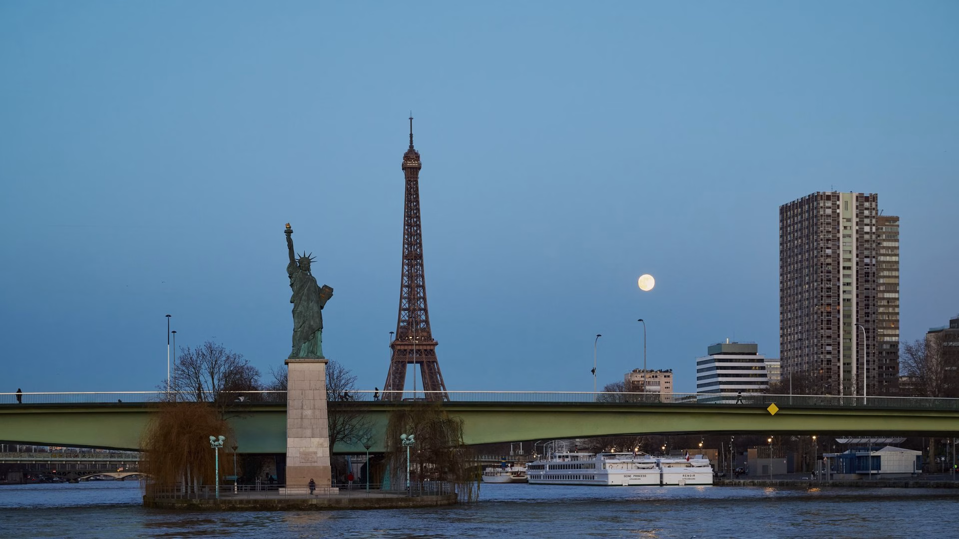 Statue de la Liberté parisienne et Tour Eiffel sous la lune lors d'un diner croisière romantique sur la Seine | Paris en Scène