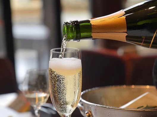 Champagne lors d'un dîner croisière sur la Seine à Paris, célébrant une soirée élégante et conviviale à bord | Paris en Scène
