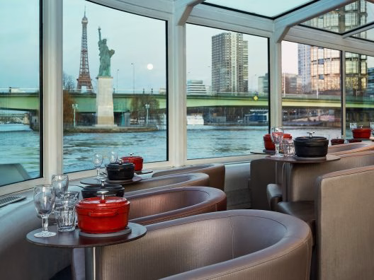 Ambiance chic et cocottes traditionnelles avec vue sur la Tour Eiffel pour un diner croisière d'exception sur la Seine | Paris en Scène