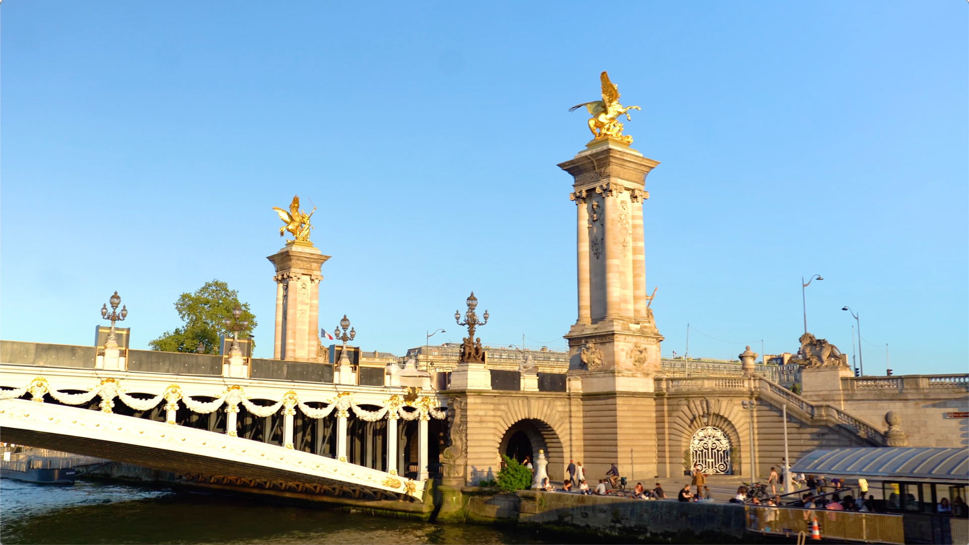 Vue sur pont et sculpture parisienne depuis un diner croisière authentique sur la Seine | Paris en Scène