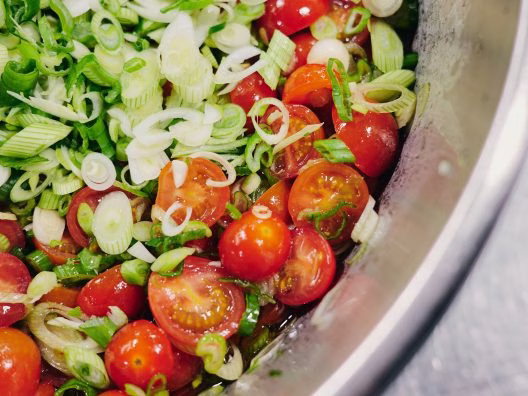 Salade fraîche aux tomates cerises et échalotes préparée pour un diner croisière gastronomique sur la Seine | Paris en Scène