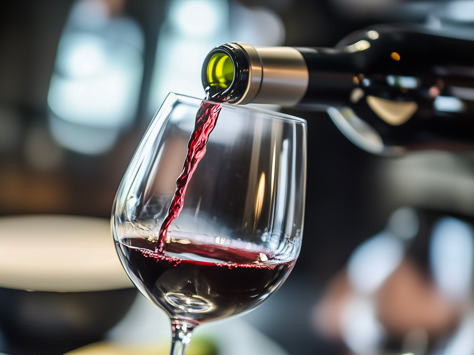 Service de vin rouge dans un verre élégant lors d'un diner croisière raffiné sur la Seine | Paris en Scène