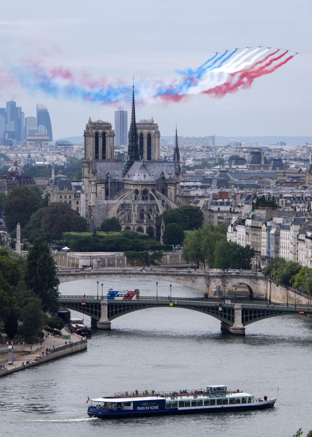 Vue aérienne de Notre-Dame et la Seine avec Patrouille de France lors d'un diner croisière spectaculaire sur la Seine | Paris en Scène