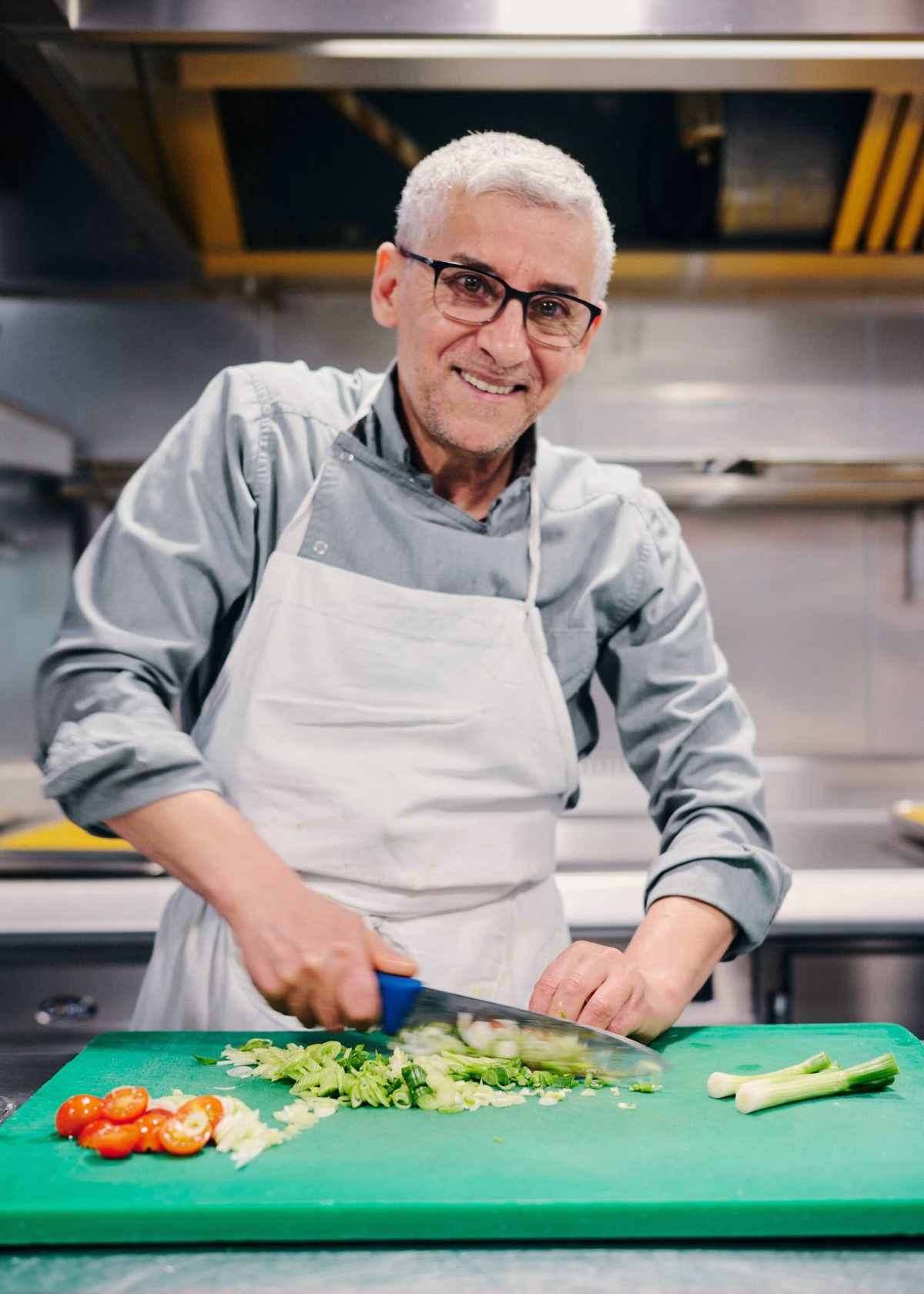 Chef préparant des légumes frais pour un diner croisière gastronomique sur la Seine | Paris en Scène